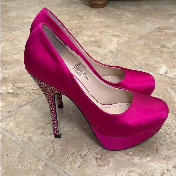 Steve Madden Shoes - Steve Madden Fuschia Satin pumps